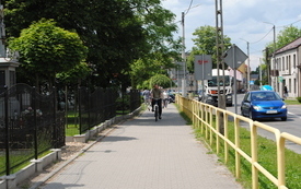 Przybywa rowerzyst&oacute;w na ruchliwej ulicy Partyzant&oacute;w. 3