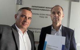 Burmistrz Grzegorz Dziubek oraz skarbnik Dariusz G&oacute;rski w Świętokrzyskim Urzędzie Marszałkowskim. 2