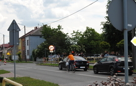 Przybywa rowerzyst&oacute;w na ruchliwej ulicy Partyzant&oacute;w. 6