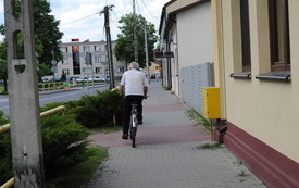 Przybywa rowerzyst&oacute;w na ruchliwej ulicy Partyzant&oacute;w. 7
