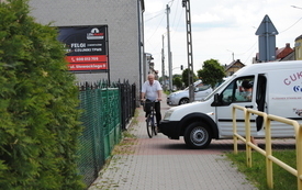 Przybywa rowerzyst&oacute;w na ruchliwej ulicy Partyzant&oacute;w. 8