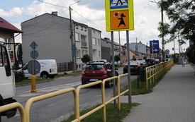 Przybywa rowerzyst&oacute;w na ruchliwej ulicy Partyzant&oacute;w. 9