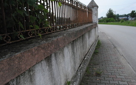 Cenny zabytek szpeci rozpadający się mur.  6