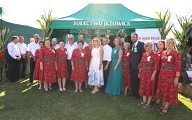 Jeżowice z pięknym wieńcem na Dożynkach Powiatowo-Gminnych (5)