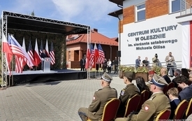 Centrum Kultury w Olesznie otrzymało imię sierż. sztab. Michaela Ollisa. 7