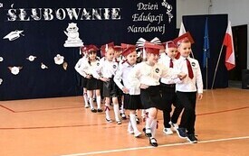 Uroczysta akademia i ślubowanie pierwszoklasist&oacute;w w Koniecznie 2
