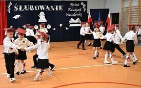 Uroczysta akademia i ślubowanie pierwszoklasist&oacute;w w Koniecznie 3