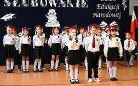 Uroczysta akademia i ślubowanie pierwszoklasist&oacute;w w Koniecznie 4