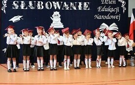Uroczysta akademia i ślubowanie pierwszoklasist&oacute;w w Koniecznie 5