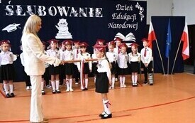 Uroczysta akademia i ślubowanie pierwszoklasist&oacute;w w Koniecznie 9