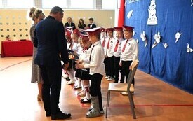 Uroczysta akademia i ślubowanie pierwszoklasist&oacute;w w Koniecznie 10