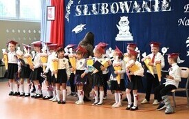 Uroczysta akademia i ślubowanie pierwszoklasist&oacute;w w Koniecznie 11