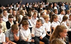Uroczysta akademia i ślubowanie pierwszoklasist&oacute;w w Koniecznie 12