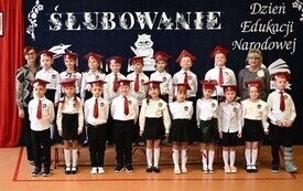 Uroczysta akademia i ślubowanie pierwszoklasist&oacute;w w Koniecznie 13