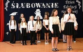 Uroczysta akademia i ślubowanie pierwszoklasist&oacute;w w Koniecznie 16