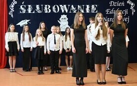 Uroczysta akademia i ślubowanie pierwszoklasist&oacute;w w Koniecznie 17