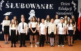 Uroczysta akademia i ślubowanie pierwszoklasist&oacute;w w Koniecznie 18