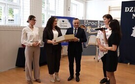 Ślubowanie uczni&oacute;w klasy pierwszej i Dzień Edukacji Narodowej w Czarncy  1