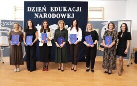 Ślubowanie uczni&oacute;w klasy pierwszej i Dzień Edukacji Narodowej w Czarncy  4