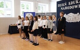 Ślubowanie uczni&oacute;w klasy pierwszej i Dzień Edukacji Narodowej w Czarncy  6