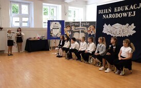 Ślubowanie uczni&oacute;w klasy pierwszej i Dzień Edukacji Narodowej w Czarncy  8