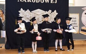 Ślubowanie uczni&oacute;w klasy pierwszej i Dzień Edukacji Narodowej w Czarncy  10
