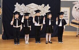 Ślubowanie uczni&oacute;w klasy pierwszej i Dzień Edukacji Narodowej w Czarncy  14