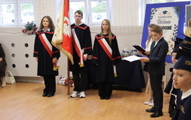 Ślubowanie uczni&oacute;w klasy pierwszej i Dzień Edukacji Narodowej w Czarncy  15