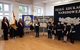 Ślubowanie uczni&oacute;w klasy pierwszej i Dzień Edukacji Narodowej w Czarncy  16