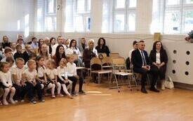 Ślubowanie uczni&oacute;w klasy pierwszej i Dzień Edukacji Narodowej w Czarncy  17