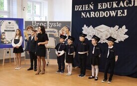 Ślubowanie uczni&oacute;w klasy pierwszej i Dzień Edukacji Narodowej w Czarncy  18