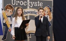 Ślubowanie uczni&oacute;w klasy pierwszej i Dzień Edukacji Narodowej w Czarncy  19