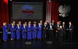 Ch&oacute;r Seniora &bdquo;Niezastąpieni&rdquo; z Włoszczowy z II miejscem w regionalnym przeglądzie pieśni patriotycznej 4