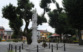 Odnowiona figura św. Floriana na włoszczowskim Rynku.