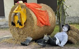 Pracowite gospodynie z Łachowa tryskały pomysłami i poświęciły wiele czasu na wykonanie słomianych witaczy. 3