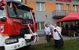 Uroczystość przekazania samochodu dla OSP w Kurzelowie. 56