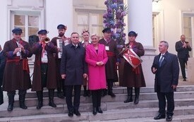 Jan Kusa (pierwszy z lewej) Krystian Pawłowski (na bębnie) z Włoszczowskich Muzykant&oacute;w zagrali na Prezydencki Dozynkach 2022.  3