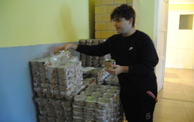 P&oacute;ł tysiąca os&oacute;b skorzysta z pomocy żywościowej rozdawanej przez Towarzystwo św. Brata Alberta we Włoszczowie. 6