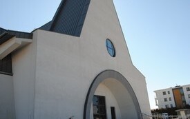 Latem tego roku zakończył się montaż ogrzewania świątyni i wykonania wylewki. Można więc układać posadzkę. Nawy pokryje granit, a prezbiterium marmur.  1