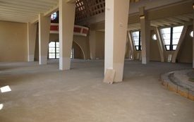 Latem tego roku zakończył się montaż ogrzewania świątyni i wykonania wylewki. Można więc układać posadzkę. Nawy pokryje granit, a prezbiterium marmur.  5