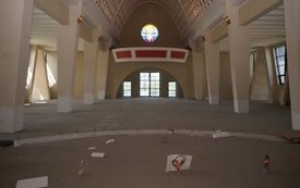 Latem tego roku zakończył się montaż ogrzewania świątyni i wykonania wylewki. Można więc układać posadzkę. Nawy pokryje granit, a prezbiterium marmur.  6