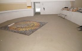 Latem tego roku zakończył się montaż ogrzewania świątyni i wykonania wylewki. Można więc układać posadzkę. Nawy pokryje granit, a prezbiterium marmur.  7