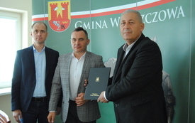 Podpisanie umowy na remont gminnych dr&oacute;g. 1