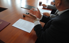 Podpisanie umowy na remont gminnych dr&oacute;g. 2