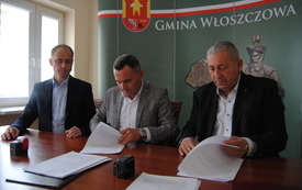 Podpisanie umowy na remont gminnych dr&oacute;g. 3