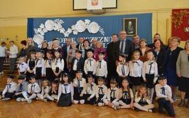 Ślubowanie klas pierwszych w Kurzelowie. 21