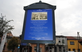 Tablica stanęła na włoszczowskim Rynku, obok studni. 1