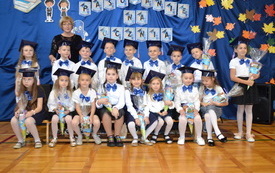 Ślubowanie klas pierwszych we włoszczowskiej Dw&oacute;jce. 1