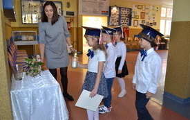 Ślubowanie klas pierwszych we włoszczowskiej Dw&oacute;jce. 4