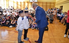 Ślubowanie klas pierwszych we włoszczowskiej Dw&oacute;jce. 5